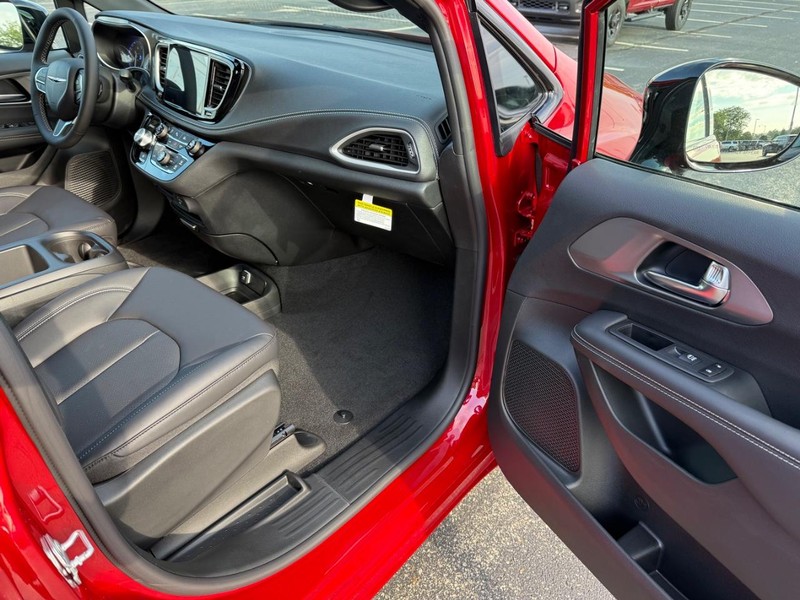 Chrysler Pacifica Vehicle Full-screen Gallery Image 17