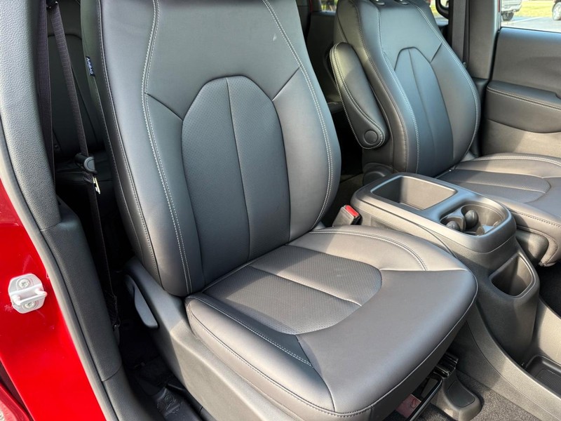 Chrysler Pacifica Vehicle Full-screen Gallery Image 18