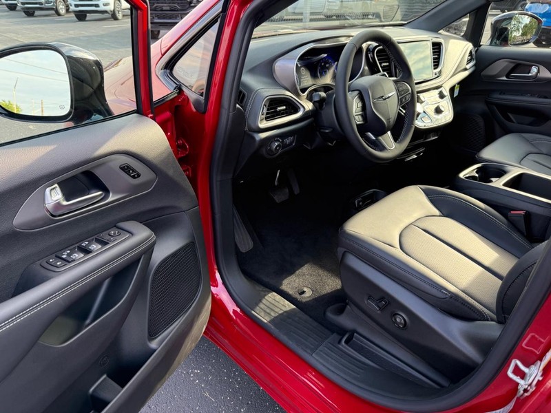 Chrysler Pacifica Vehicle Full-screen Gallery Image 19