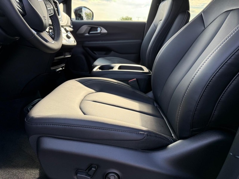 Chrysler Pacifica Vehicle Full-screen Gallery Image 20