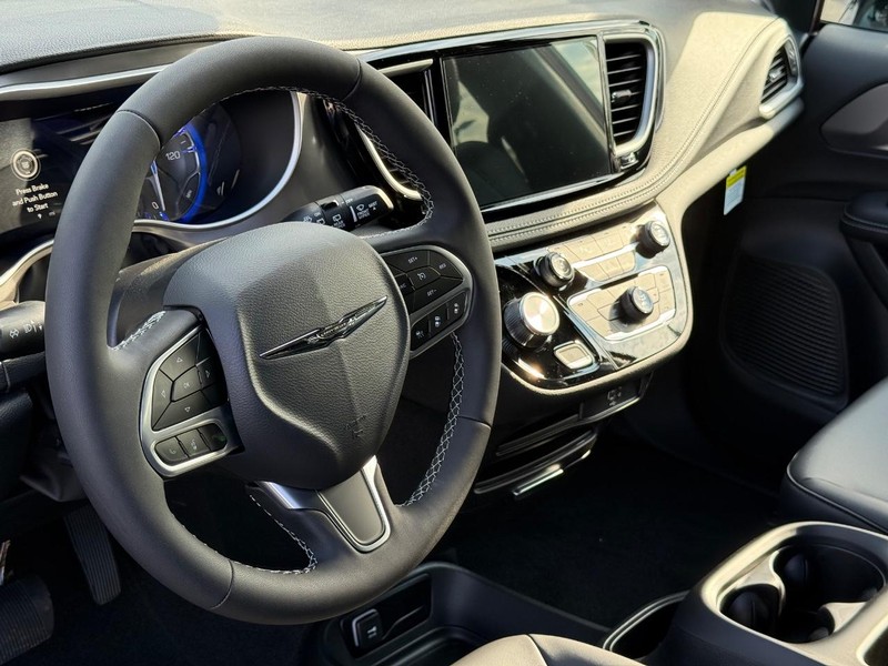 Chrysler Pacifica Vehicle Full-screen Gallery Image 21