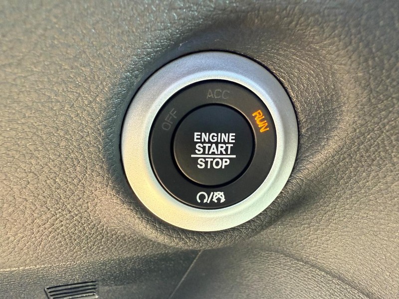 Chrysler Pacifica Vehicle Full-screen Gallery Image 24