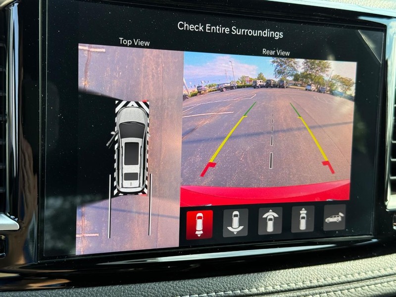 Chrysler Pacifica Vehicle Full-screen Gallery Image 26