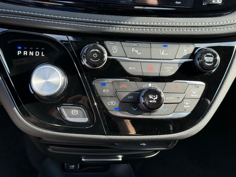 Chrysler Pacifica Vehicle Full-screen Gallery Image 27