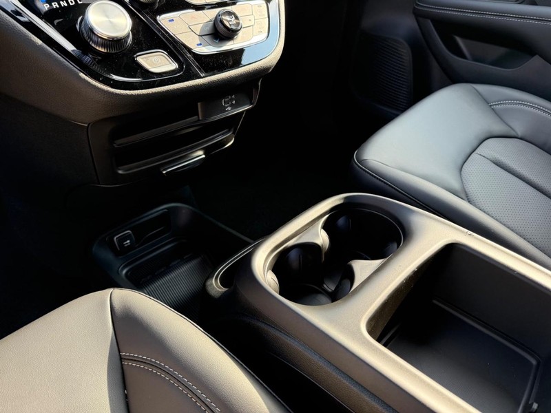 Chrysler Pacifica Vehicle Full-screen Gallery Image 28