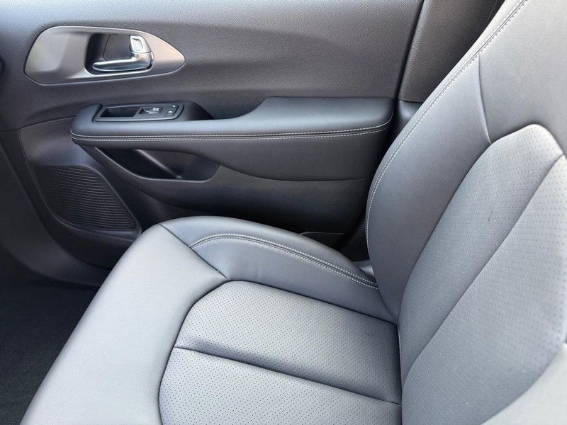 Chrysler Pacifica Vehicle Full-screen Gallery Image 29