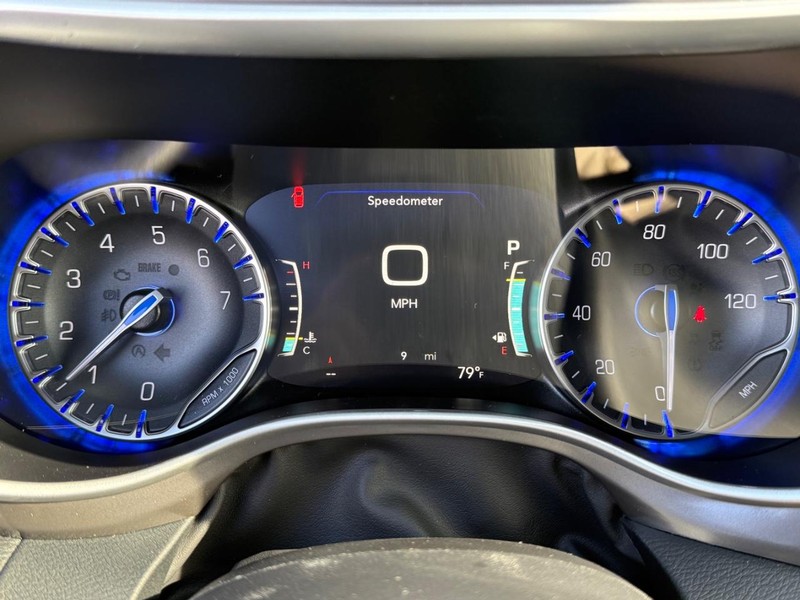 Chrysler Pacifica Vehicle Full-screen Gallery Image 30