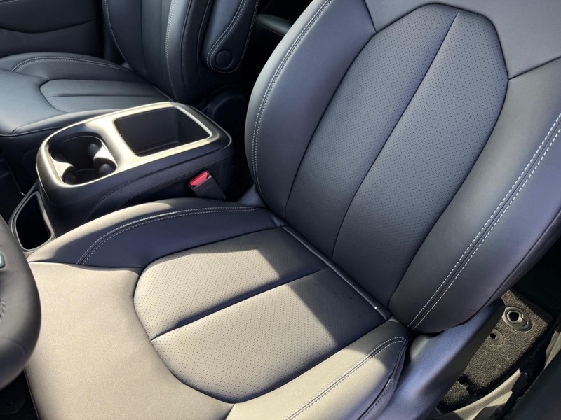 Chrysler Pacifica Vehicle Full-screen Gallery Image 32