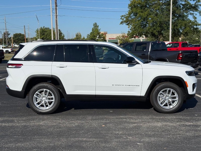 Jeep Grand Cherokee Vehicle Full-screen Gallery Image 2