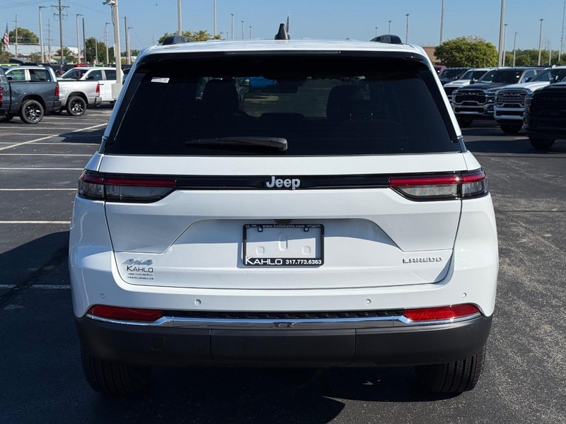 Jeep Grand Cherokee Vehicle Full-screen Gallery Image 4