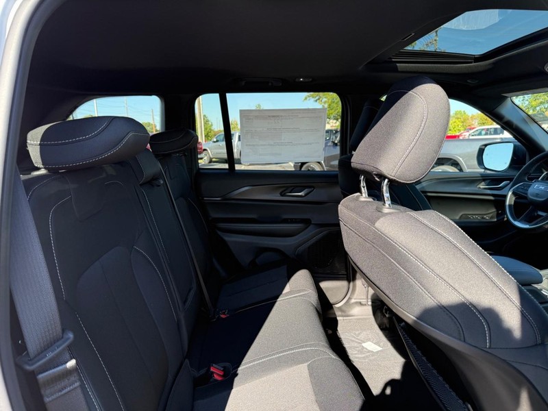 Jeep Grand Cherokee Vehicle Full-screen Gallery Image 10