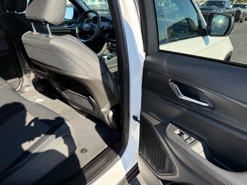 Jeep Grand Cherokee Vehicle Full-screen Gallery Image 11