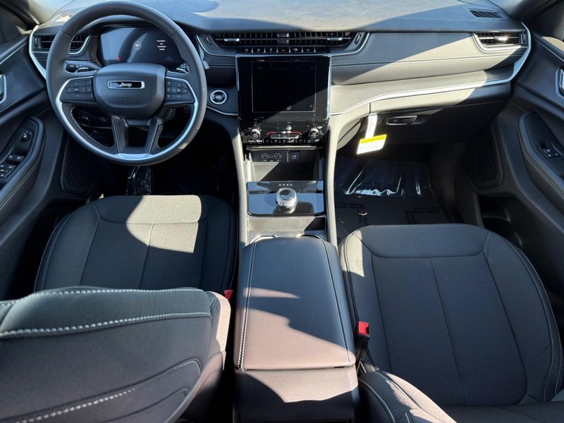 Jeep Grand Cherokee Vehicle Full-screen Gallery Image 13