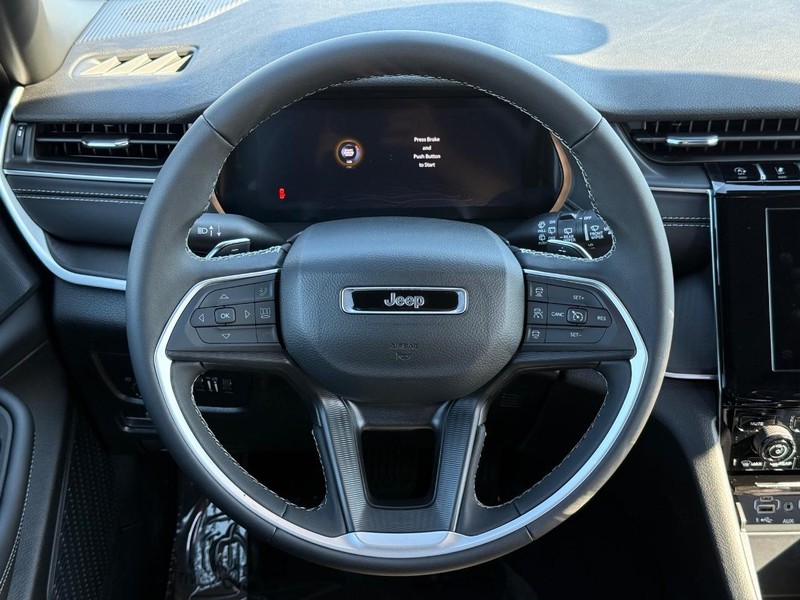 Jeep Grand Cherokee Vehicle Full-screen Gallery Image 14