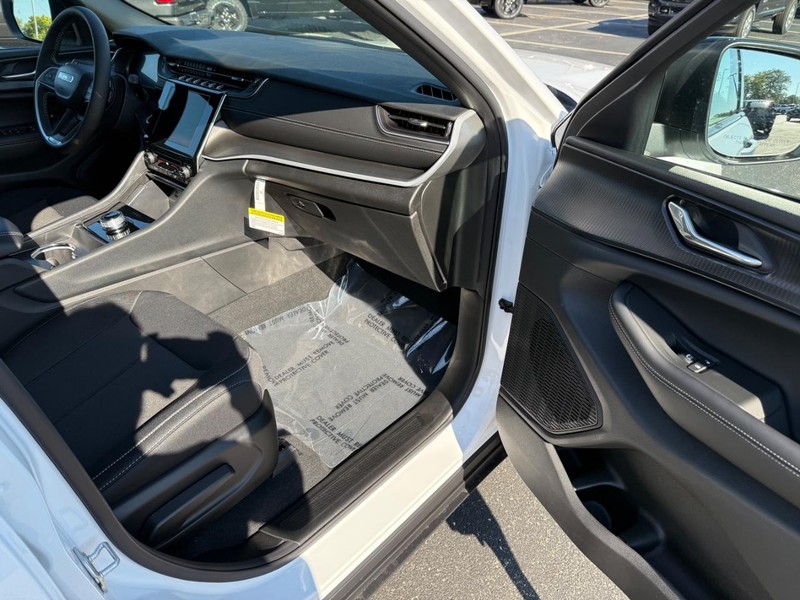 Jeep Grand Cherokee Vehicle Full-screen Gallery Image 15