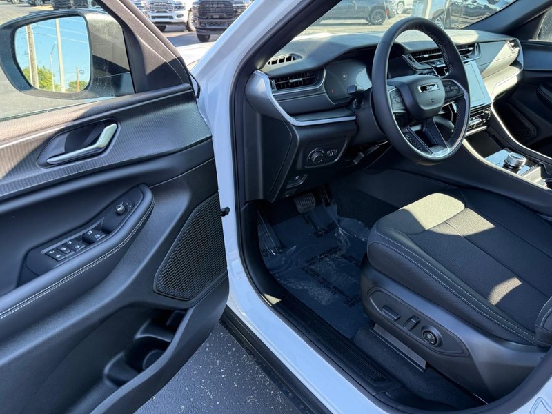 Jeep Grand Cherokee Vehicle Full-screen Gallery Image 17