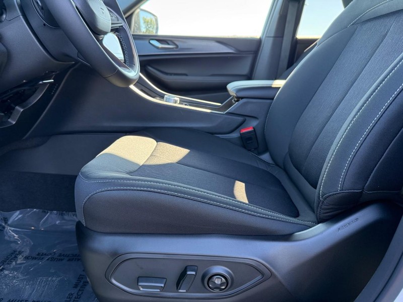 Jeep Grand Cherokee Vehicle Full-screen Gallery Image 18