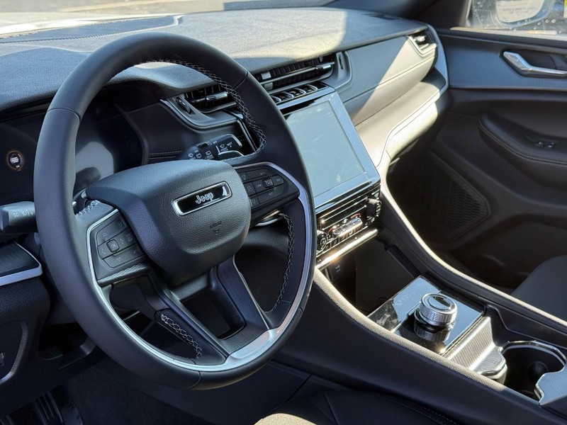 Jeep Grand Cherokee Vehicle Full-screen Gallery Image 19