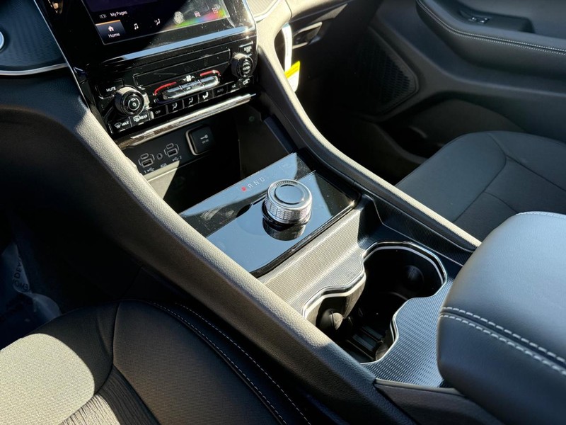 Jeep Grand Cherokee Vehicle Full-screen Gallery Image 26