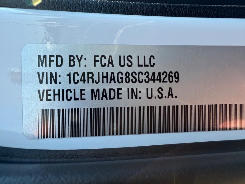 Jeep Grand Cherokee Vehicle Full-screen Gallery Image 32