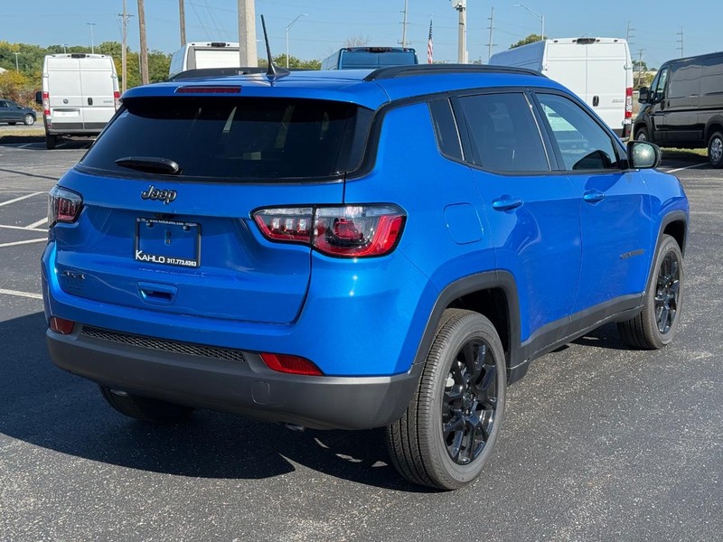 Jeep Compass Vehicle Full-screen Gallery Image 3