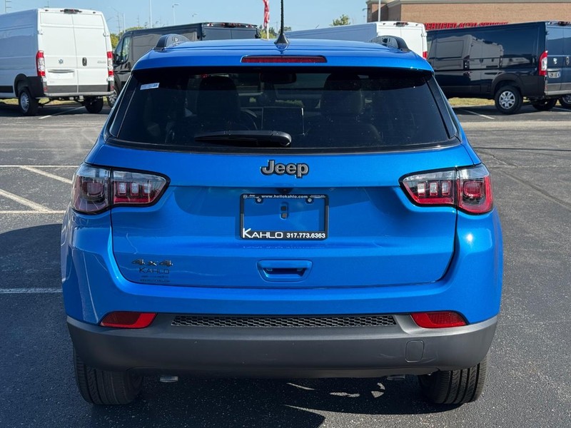 Jeep Compass Vehicle Full-screen Gallery Image 4