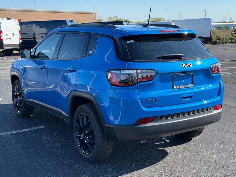 Jeep Compass Vehicle Full-screen Gallery Image 5