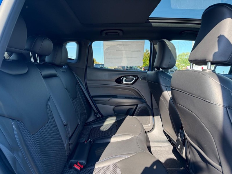 Jeep Compass Vehicle Full-screen Gallery Image 11