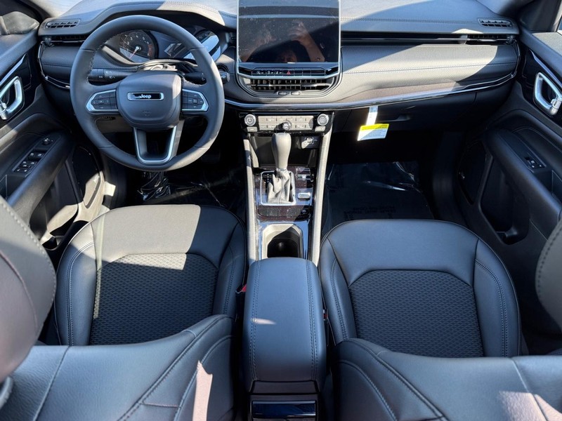 Jeep Compass Vehicle Full-screen Gallery Image 14