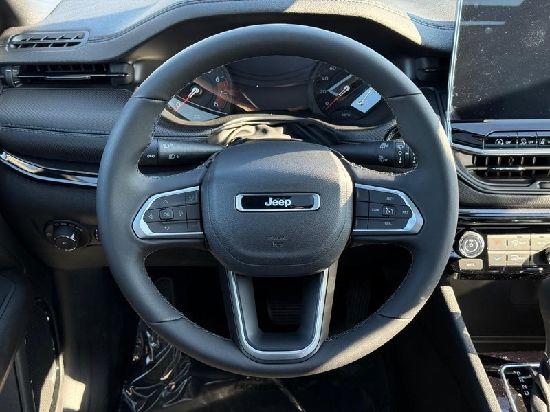 Jeep Compass Vehicle Full-screen Gallery Image 15