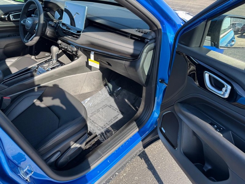 Jeep Compass Vehicle Full-screen Gallery Image 16