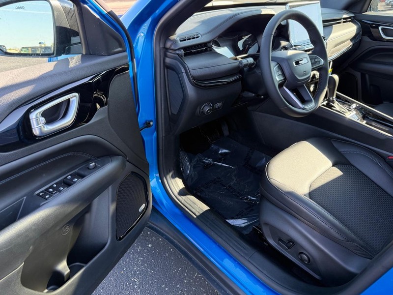 Jeep Compass Vehicle Full-screen Gallery Image 18