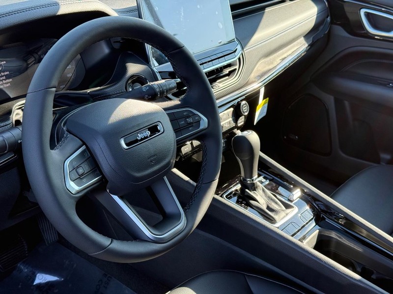 Jeep Compass Vehicle Full-screen Gallery Image 20