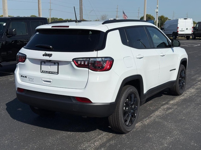 Jeep Compass Vehicle Full-screen Gallery Image 3