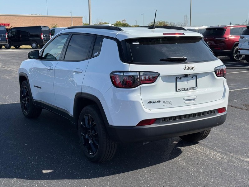 Jeep Compass Vehicle Full-screen Gallery Image 5