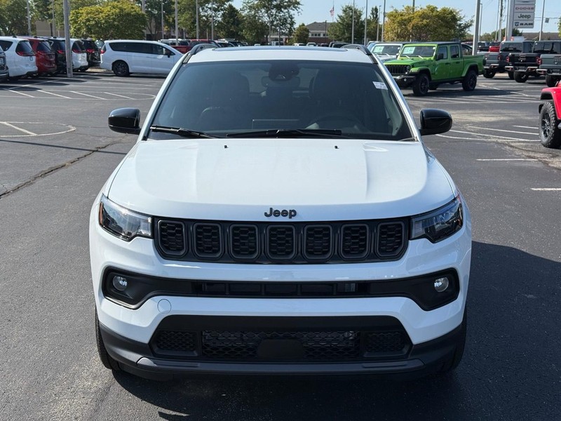 Jeep Compass Vehicle Full-screen Gallery Image 10