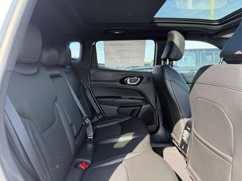 Jeep Compass Vehicle Full-screen Gallery Image 11