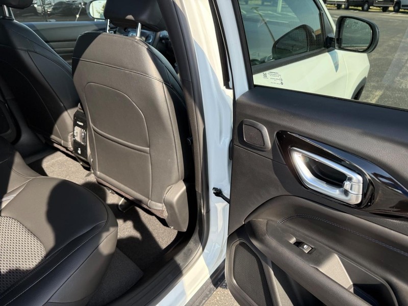 Jeep Compass Vehicle Full-screen Gallery Image 12