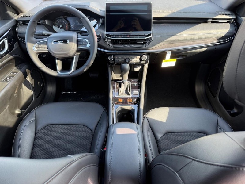 Jeep Compass Vehicle Full-screen Gallery Image 14