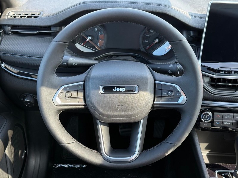 Jeep Compass Vehicle Full-screen Gallery Image 15