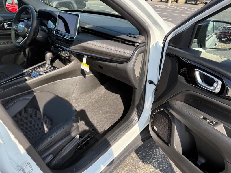 Jeep Compass Vehicle Full-screen Gallery Image 16