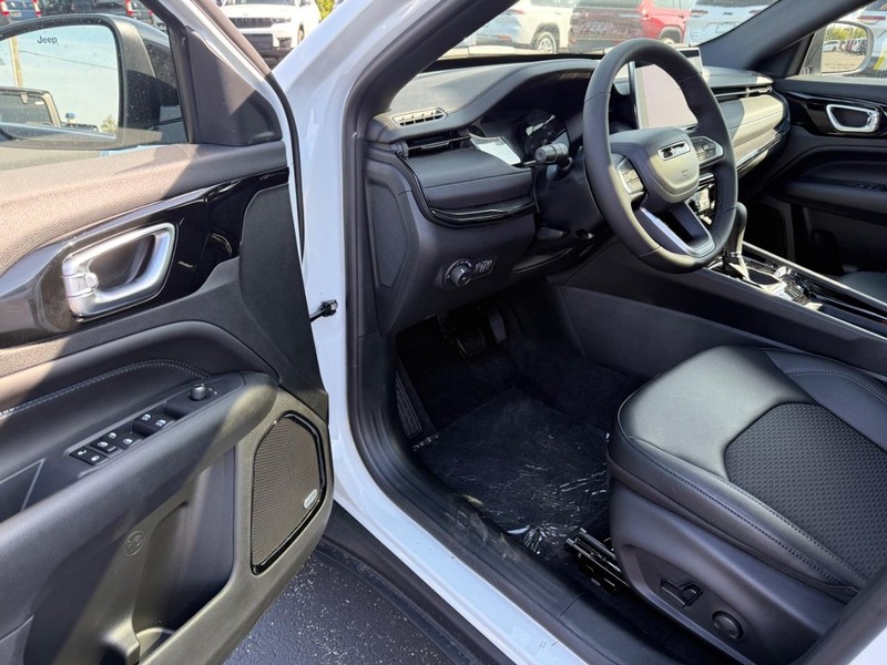 Jeep Compass Vehicle Full-screen Gallery Image 18