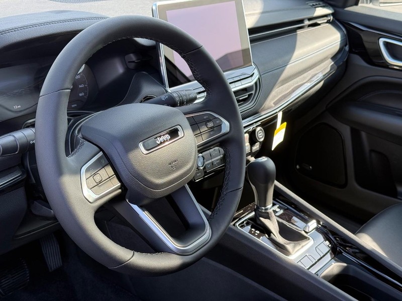 Jeep Compass Vehicle Full-screen Gallery Image 20