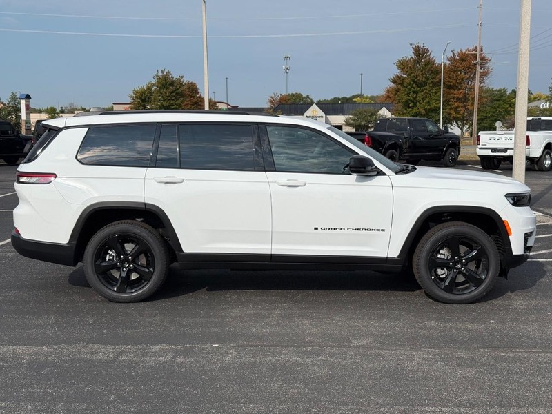 Jeep Grand Cherokee L Vehicle Full-screen Gallery Image 2