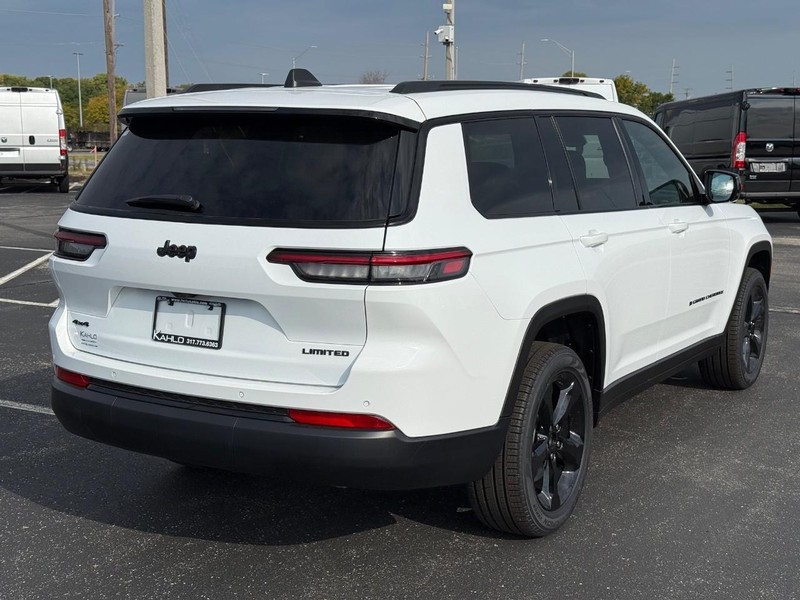 Jeep Grand Cherokee L Vehicle Full-screen Gallery Image 3