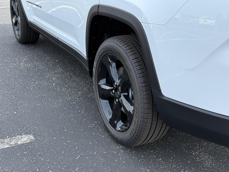 Jeep Grand Cherokee L Vehicle Full-screen Gallery Image 6