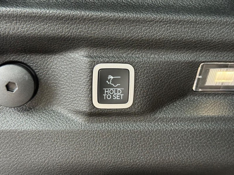 Jeep Grand Cherokee L Vehicle Full-screen Gallery Image 8