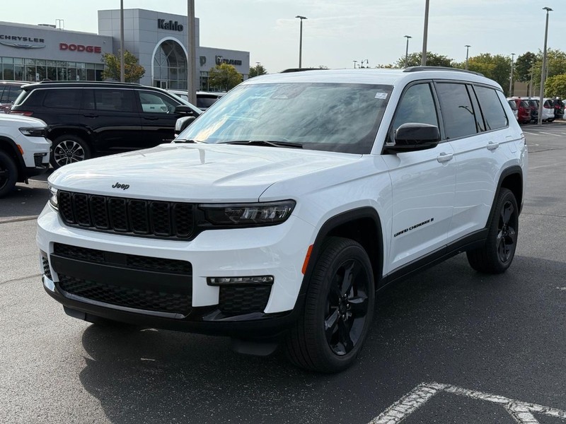 Jeep Grand Cherokee L Vehicle Full-screen Gallery Image 9