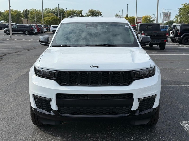 Jeep Grand Cherokee L Vehicle Full-screen Gallery Image 10