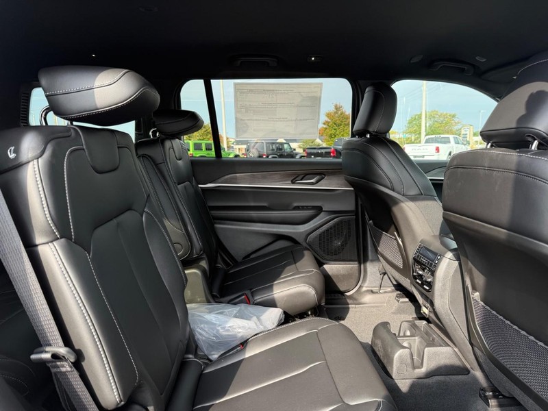 Jeep Grand Cherokee L Vehicle Full-screen Gallery Image 11